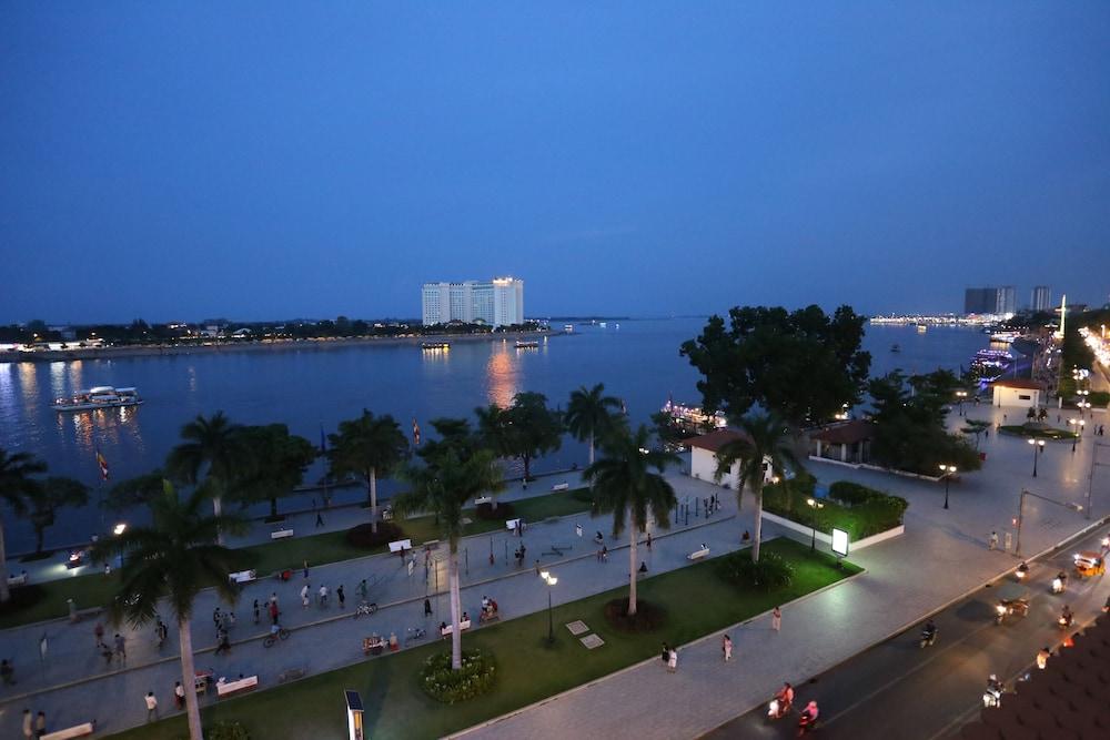 The Quay Boutique Hotel Phnom Penh Exterior photo