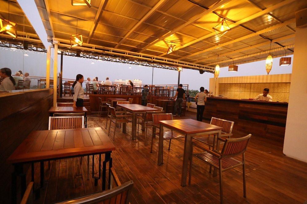 The Quay Boutique Hotel Phnom Penh Exterior photo