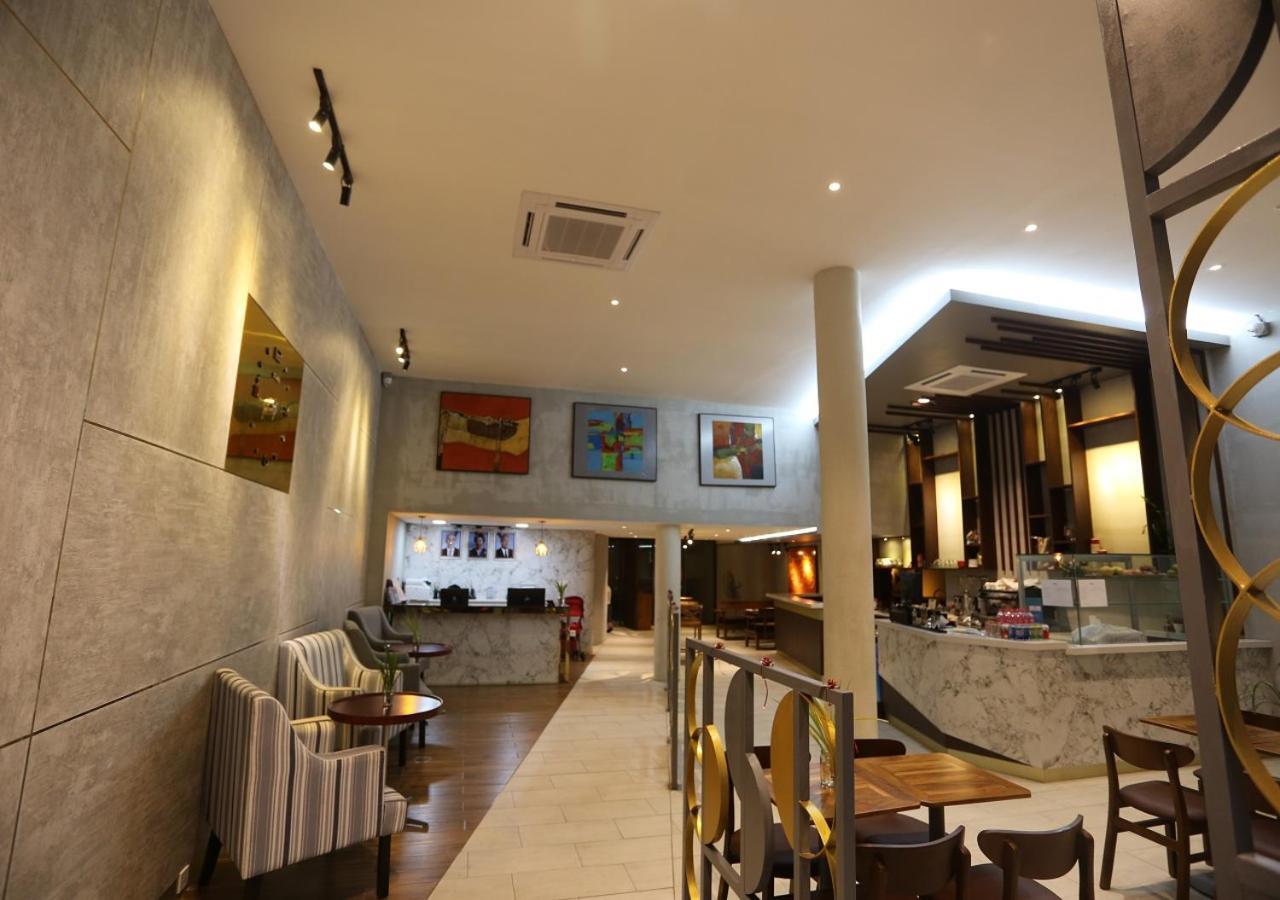 The Quay Boutique Hotel Phnom Penh Exterior photo