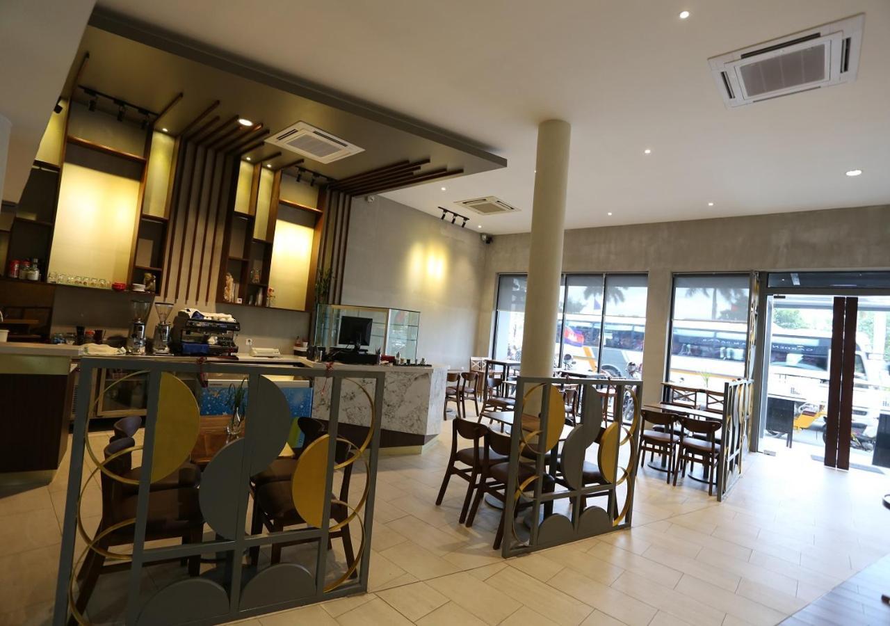 The Quay Boutique Hotel Phnom Penh Exterior photo